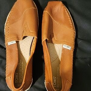 TOMS Women's Tan Leather Loafers (Never Worn)